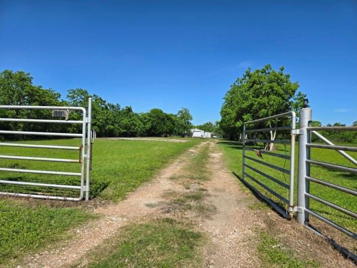 Property Photo: 1115 Delany Road TX 77568