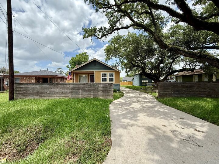 Property Photo: 1105 Melbourne Street TX 77022