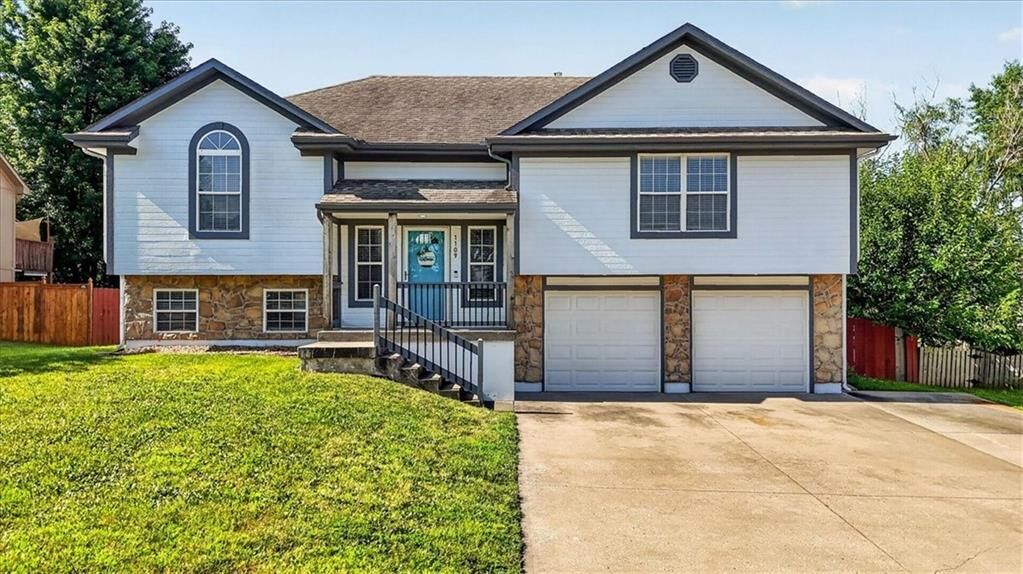 Property Photo:  1109 White Oak Court  MO 64083 