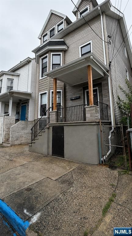 Property Photo:  25 Oak Street 2  NJ 07501 