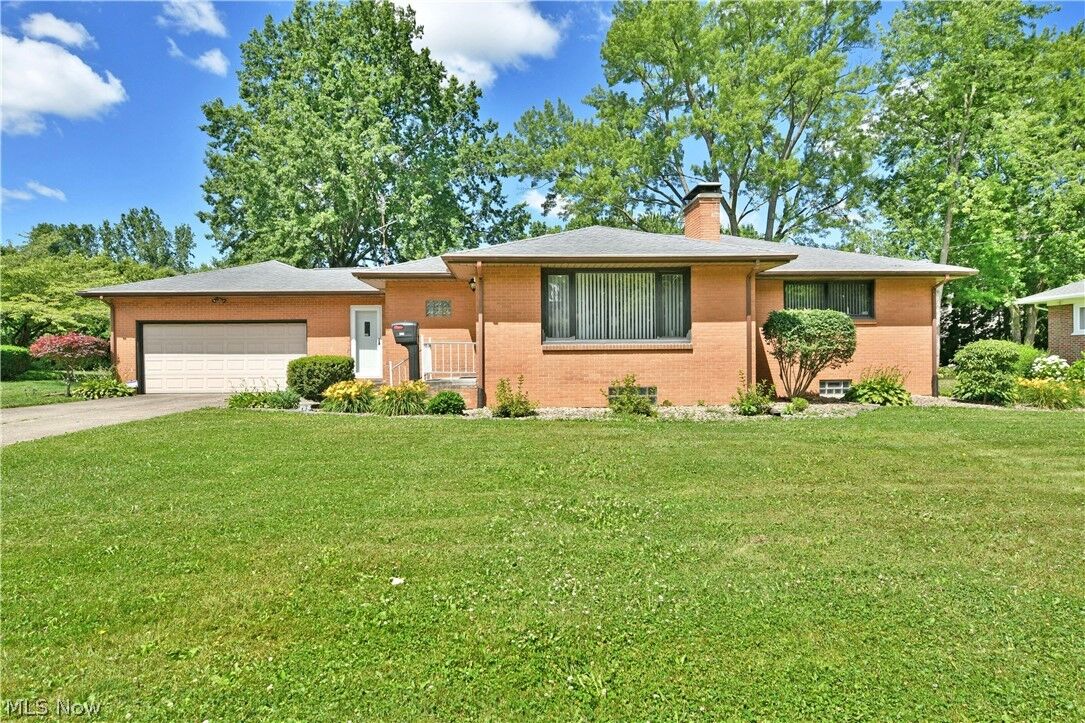 Property Photo:  208 Broadway Avenue SE  OH 44484 
