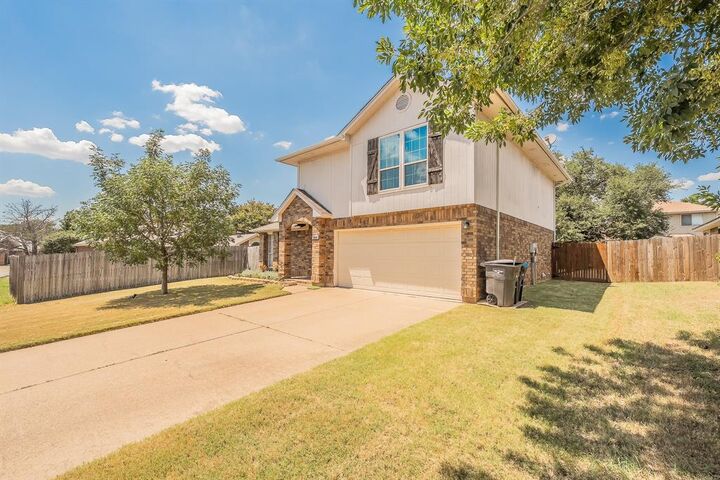 Property Photo: 8505 Mystic Trail TX 76118