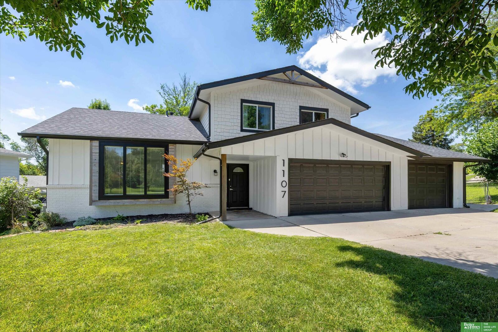 Property Photo:  1107 Somerset Drive  NE 68005 