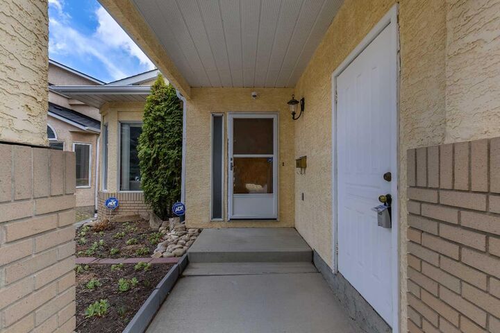 Property Photo: 2856 Signal Hill Heights SW AB T3H 2M6