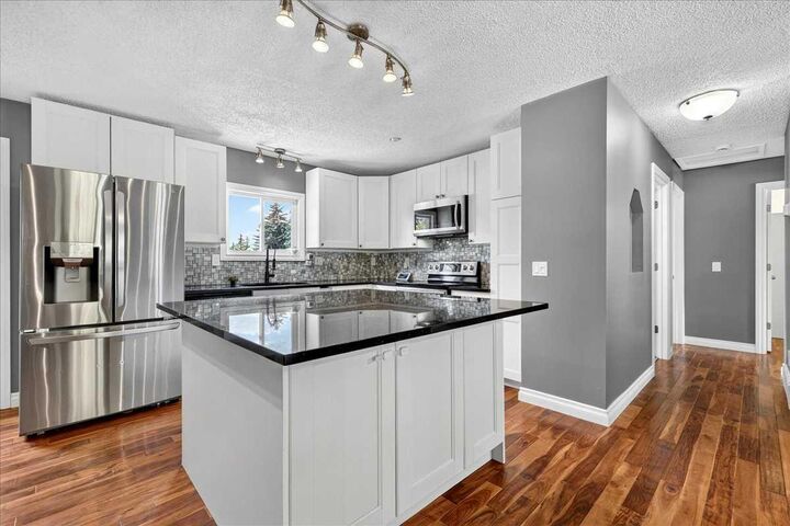 Property Photo:  81 Ashwood Road SE  AB T4B 1G9 