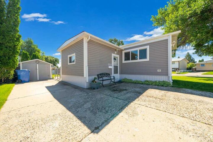 Property Photo:  2391 Gardner Place SE  AB T1B 1A4 