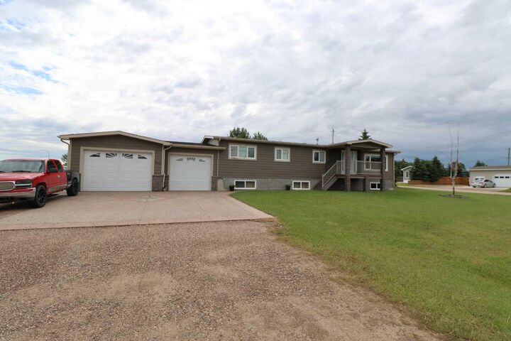 Property Photo:  805 2nd St  AB T0K 0Z0 