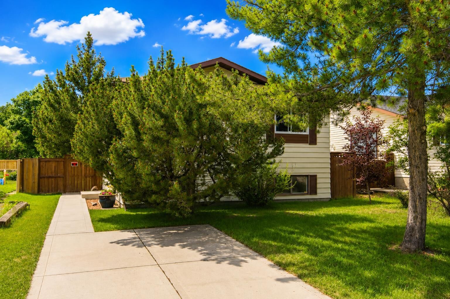 Property Photo:  37 Rupert Crescent  AB T4P 2Y9 