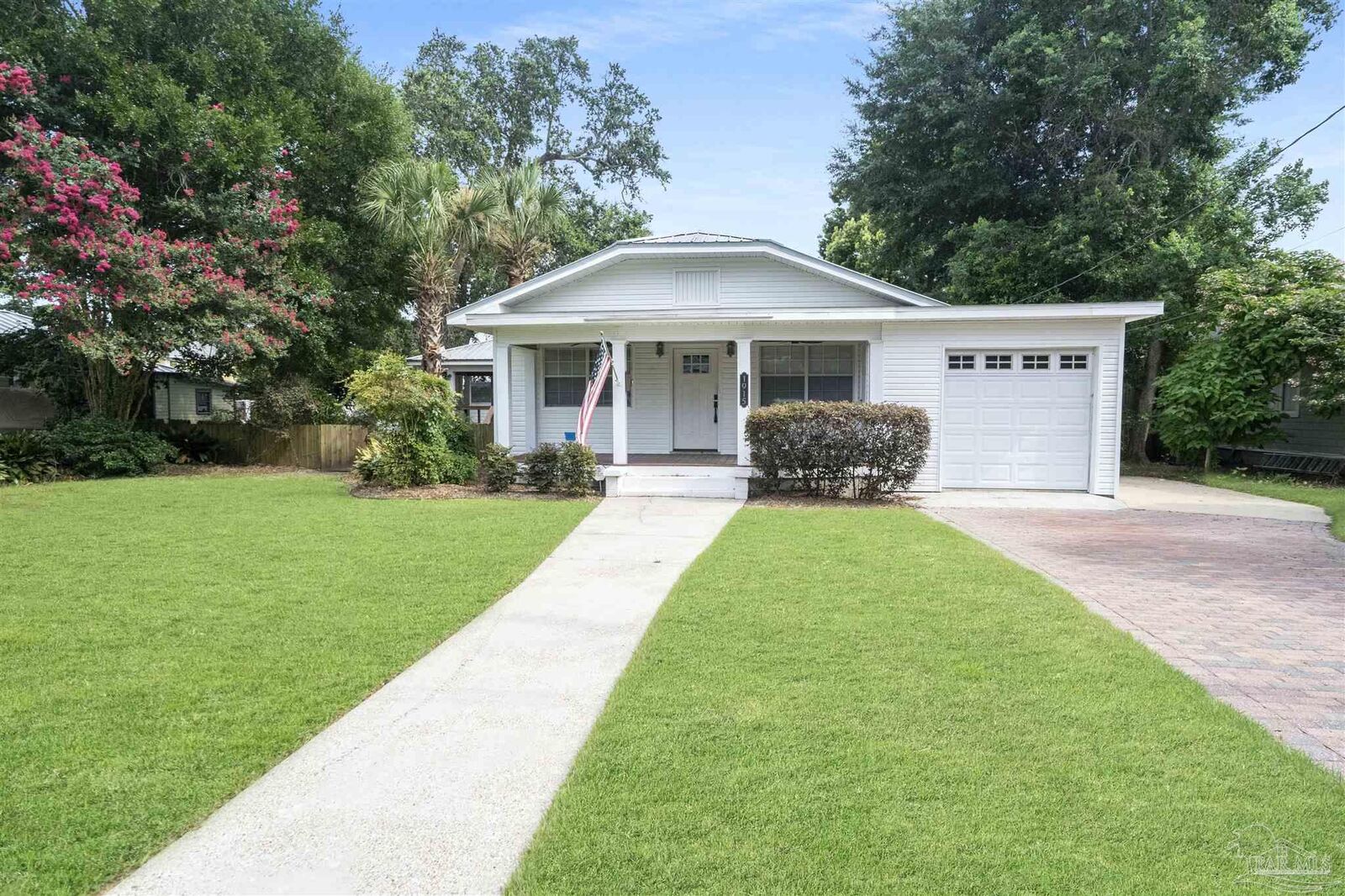 Property Photo: 1915 E Avery St FL 32503