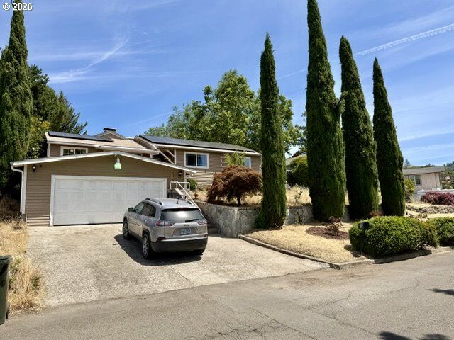 Property Photo: 694 NE Knoll Ave OR 97470