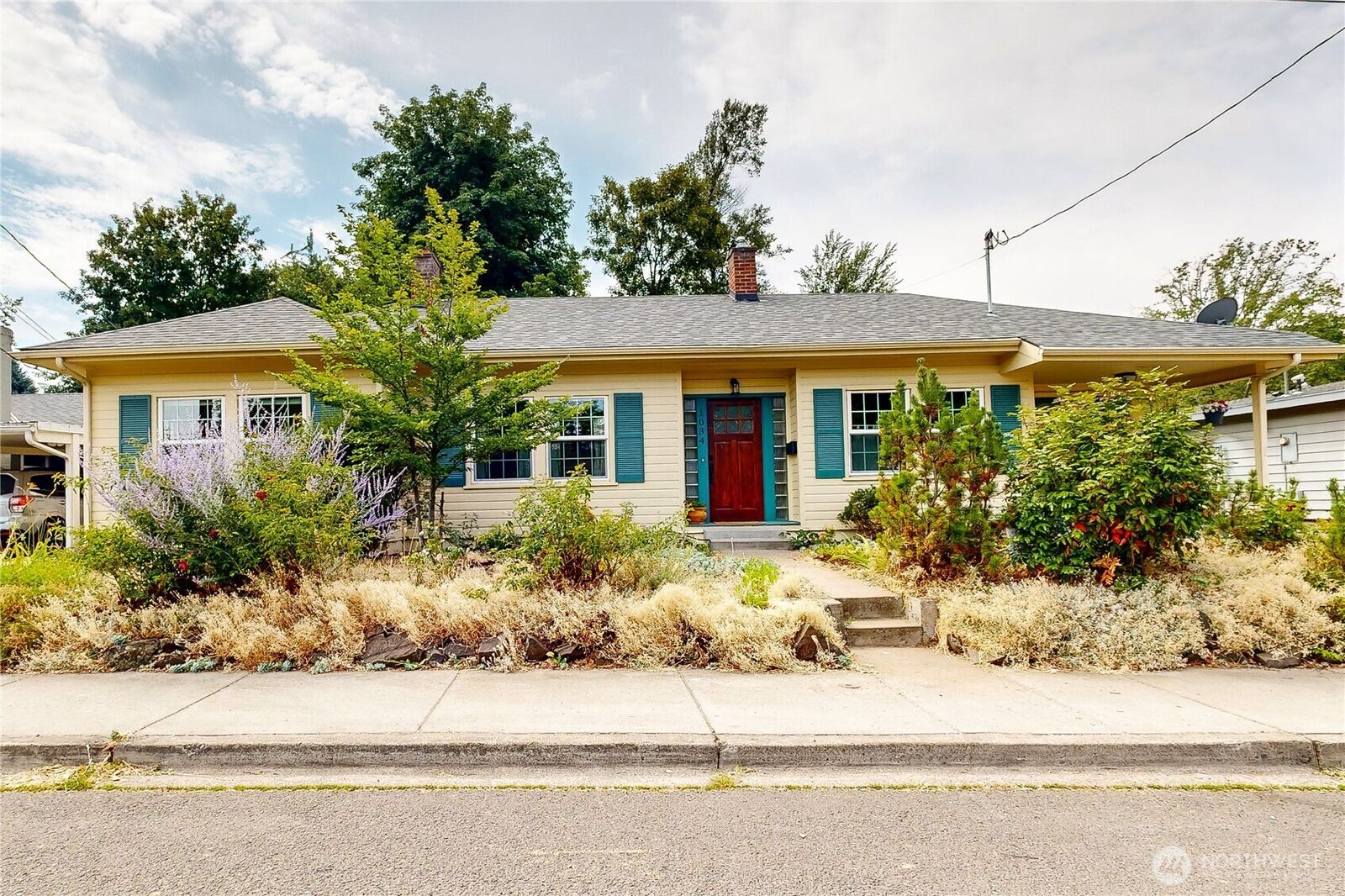 Property Photo:  1034  Hobson Street  WA 99362 