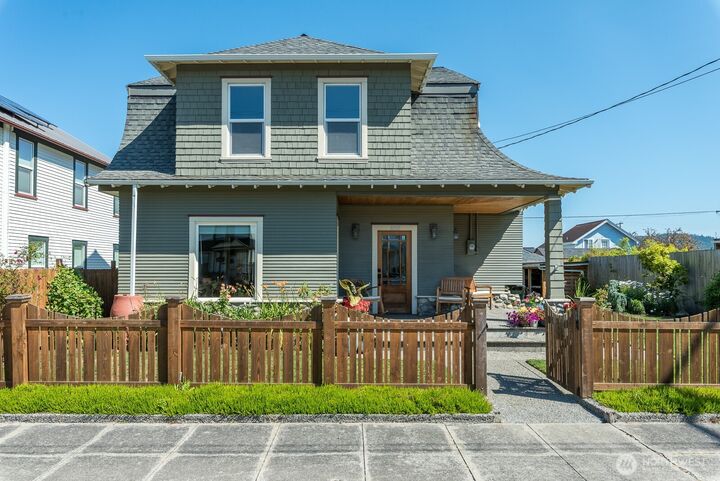 Property Photo:  1118  4th Street  WA 98221 
