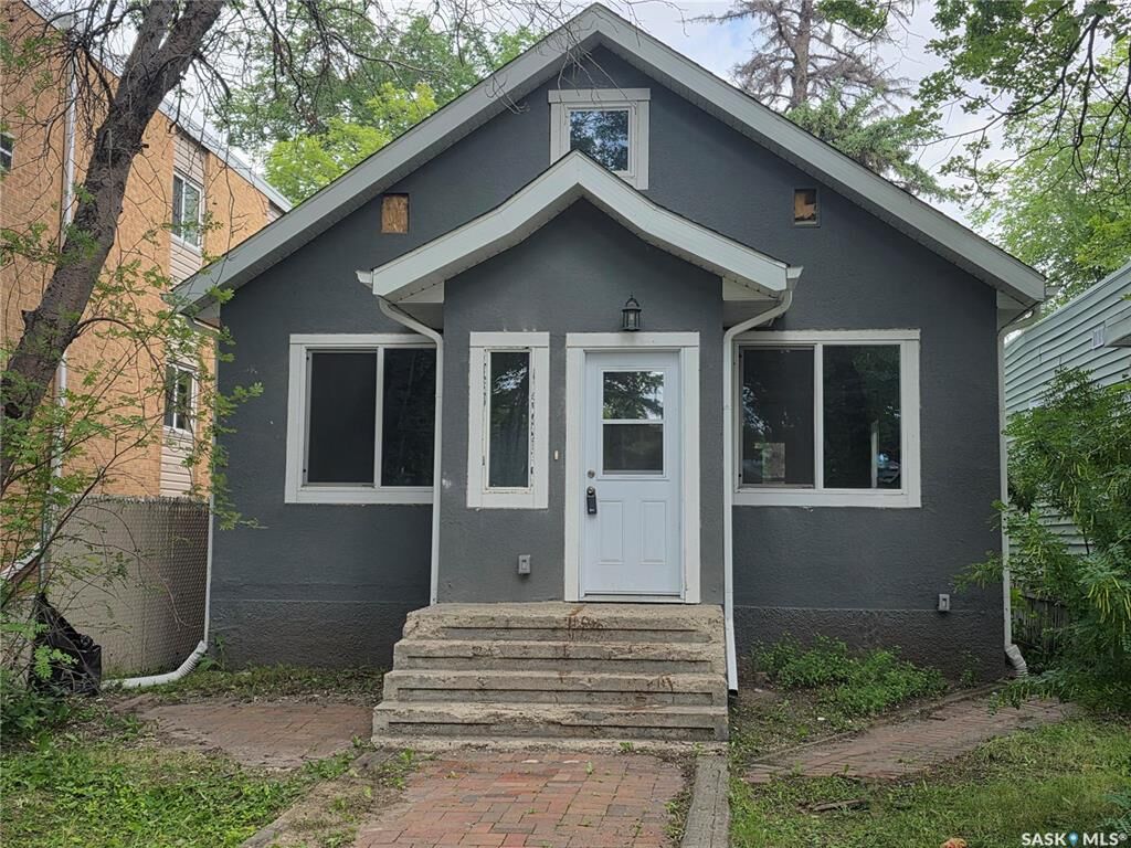 Photo de la propriété:  102 32nd Street W  SK S7L 0S1 