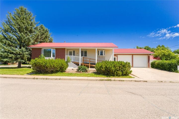 Property Photo:  126 5th Avenue W  SK S0H 1X0 
