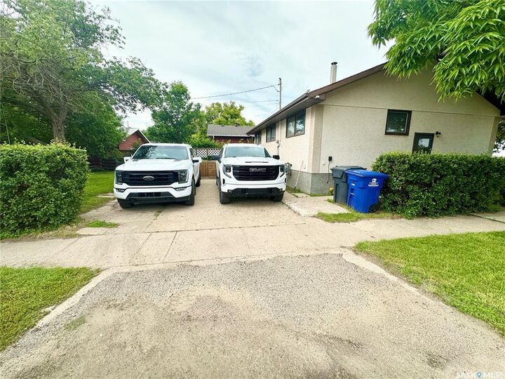 Property Photo:  542 Elizabeth Street  SK S4H 1S4 