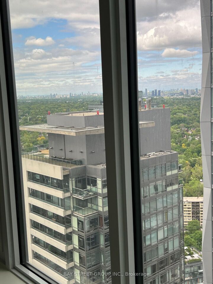 Property Photo: 11 Yorkville Avenue 3605 ON M4Y 0B7