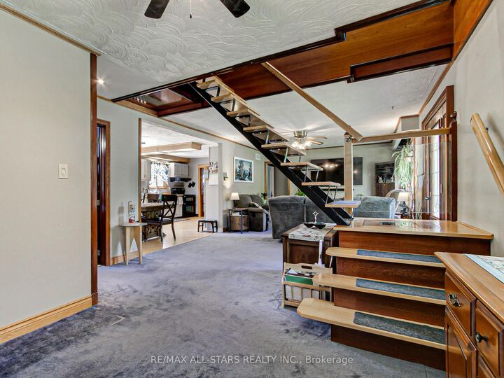 Property Photo: 397 Winnifred Drive ON L4P 3B6
