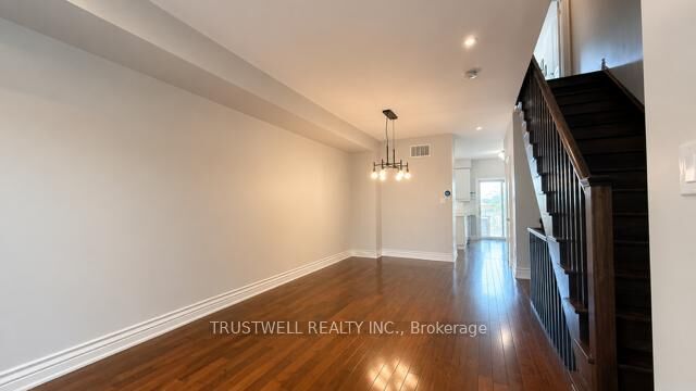 Photo de la propriété:  5B McGee Street  ON M4M 2L1 