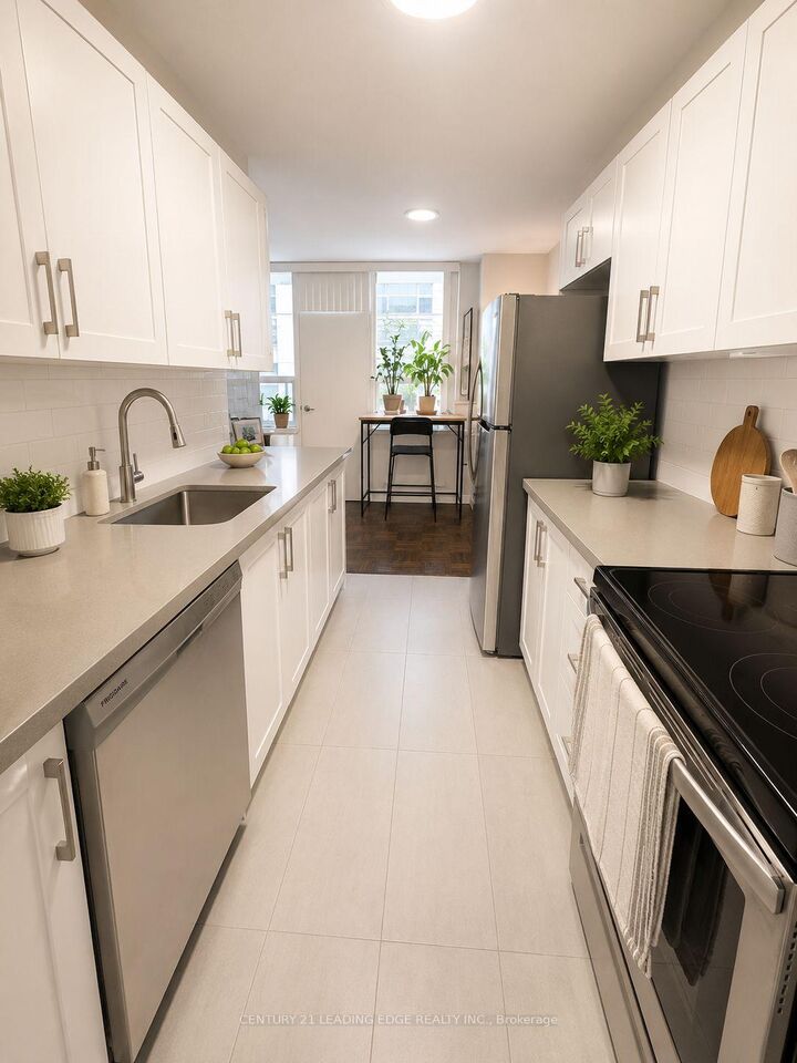Property Photo:  103 Avenue Road 606  ON M5R 2G9 