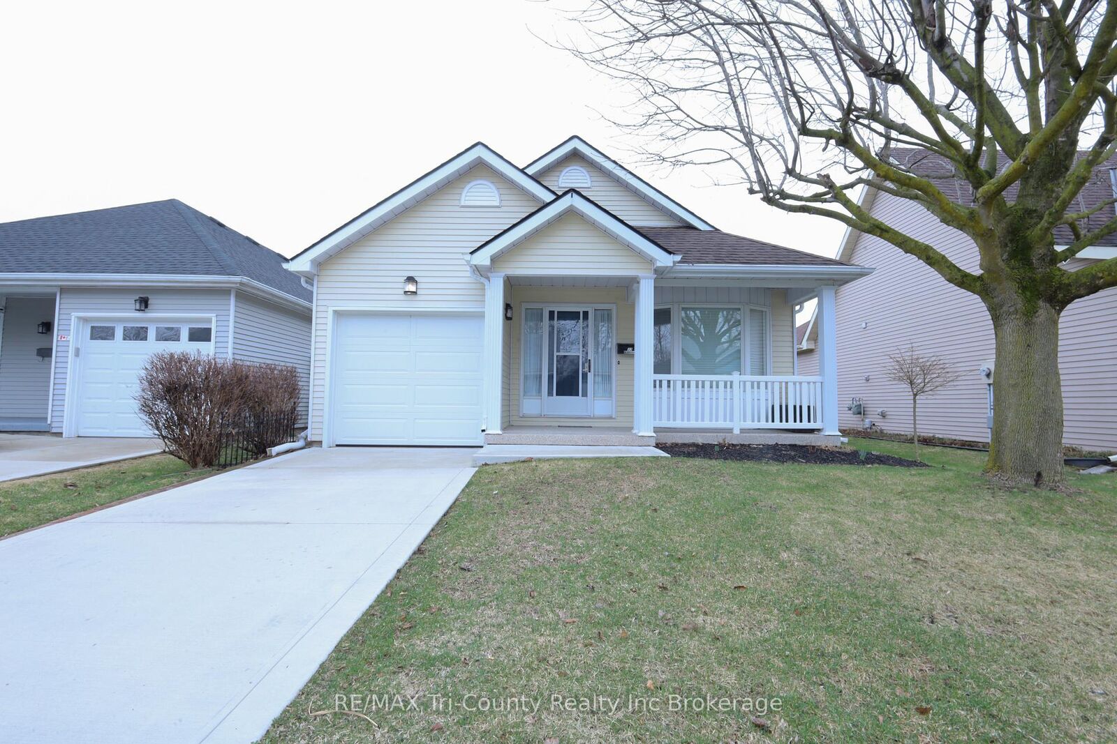 Property Photo:  33 Wilkins Crescent  ON N4G 5M6 