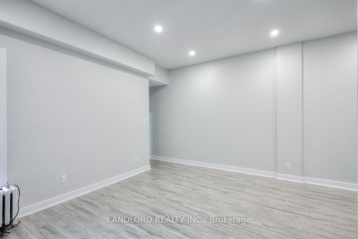 Property Photo: 37 Grange Avenue 2 ON M5T 1C6