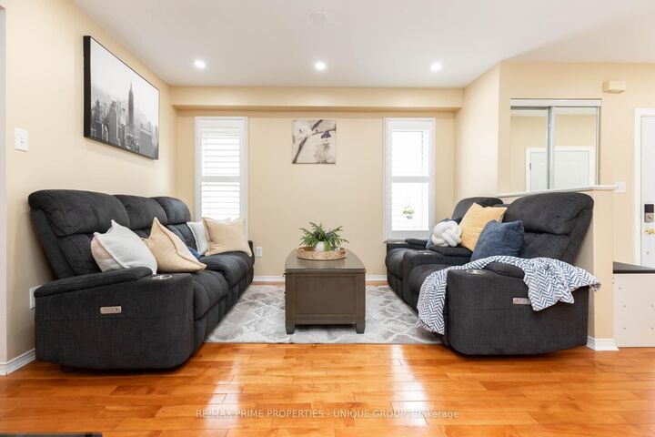 Property Photo: 25 Pine Gate Place ON L1R 2M5