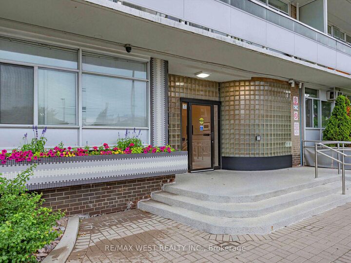 Property Photo: 580 Christie Street 302 ON M6G 3E3