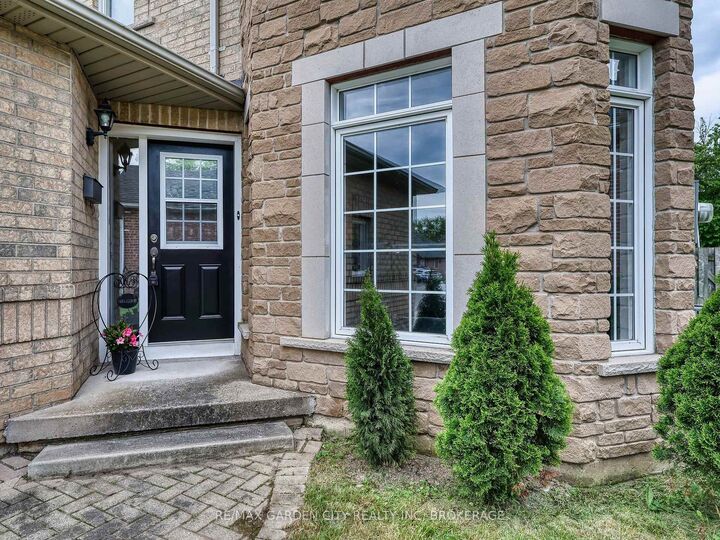 Property Photo: 75 Jackson Court E ON L3C 7G4