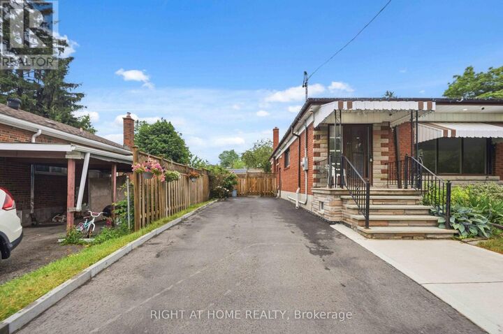 Property Photo:  8 Grassington Crescent  ON M1G 1X5 