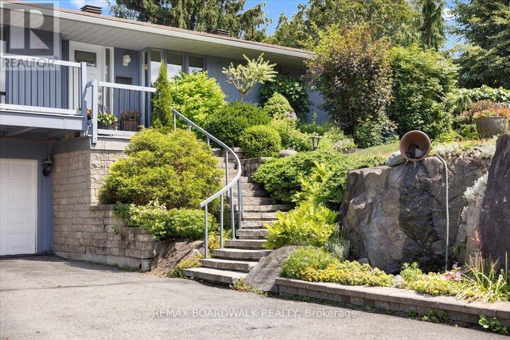 Property Photo:  15 Selwyn Crescent  ON K2K 1N9 
