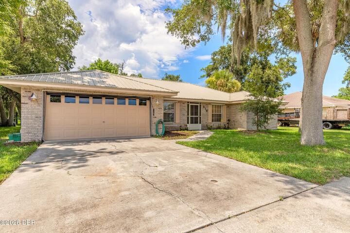 Property Photo: 816 Iron Horse Road FL 32114