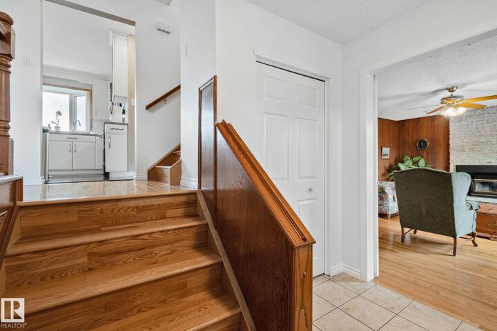 Photo de la propriété:  10715 33 Avenue NW  AB T6J 2Z2 