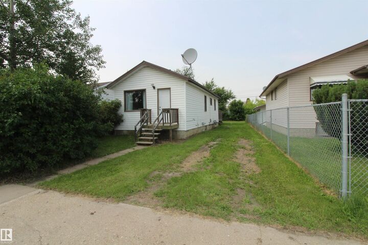 Property Photo:  9736 107 Street  AB T7P 1R5 