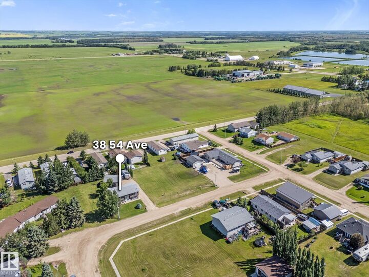 Property Photo:  38 Woodbend Crescent  AB T0C 2T0 