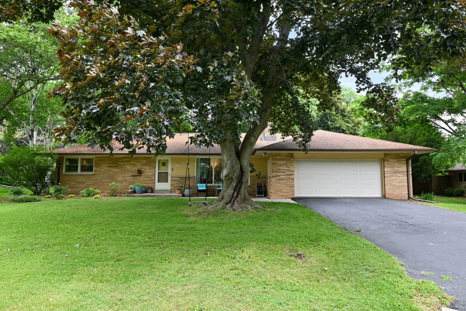 Property Photo:  2400 W Apple Tree Rd  WI 53209 