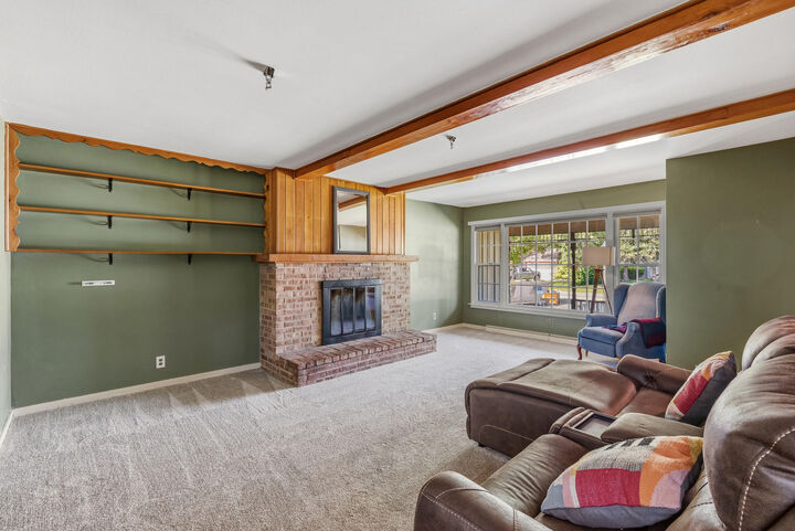Property Photo: 7873 N Edgeworth Dr WI 53223