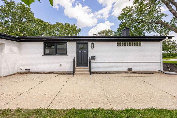 Property Photo:  1307 Pershing Avenue  IL 60189 