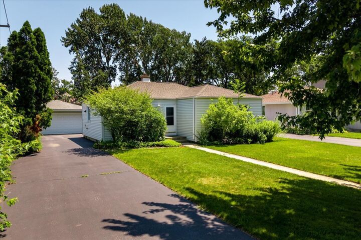 Property Photo:  17 S Walnut Street  IL 60067 