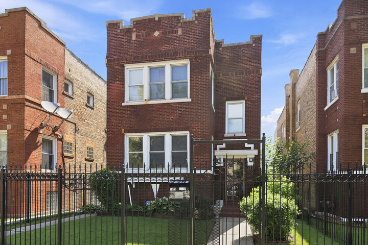 Property Photo:  1315 N Massasoit Avenue  IL 60651 