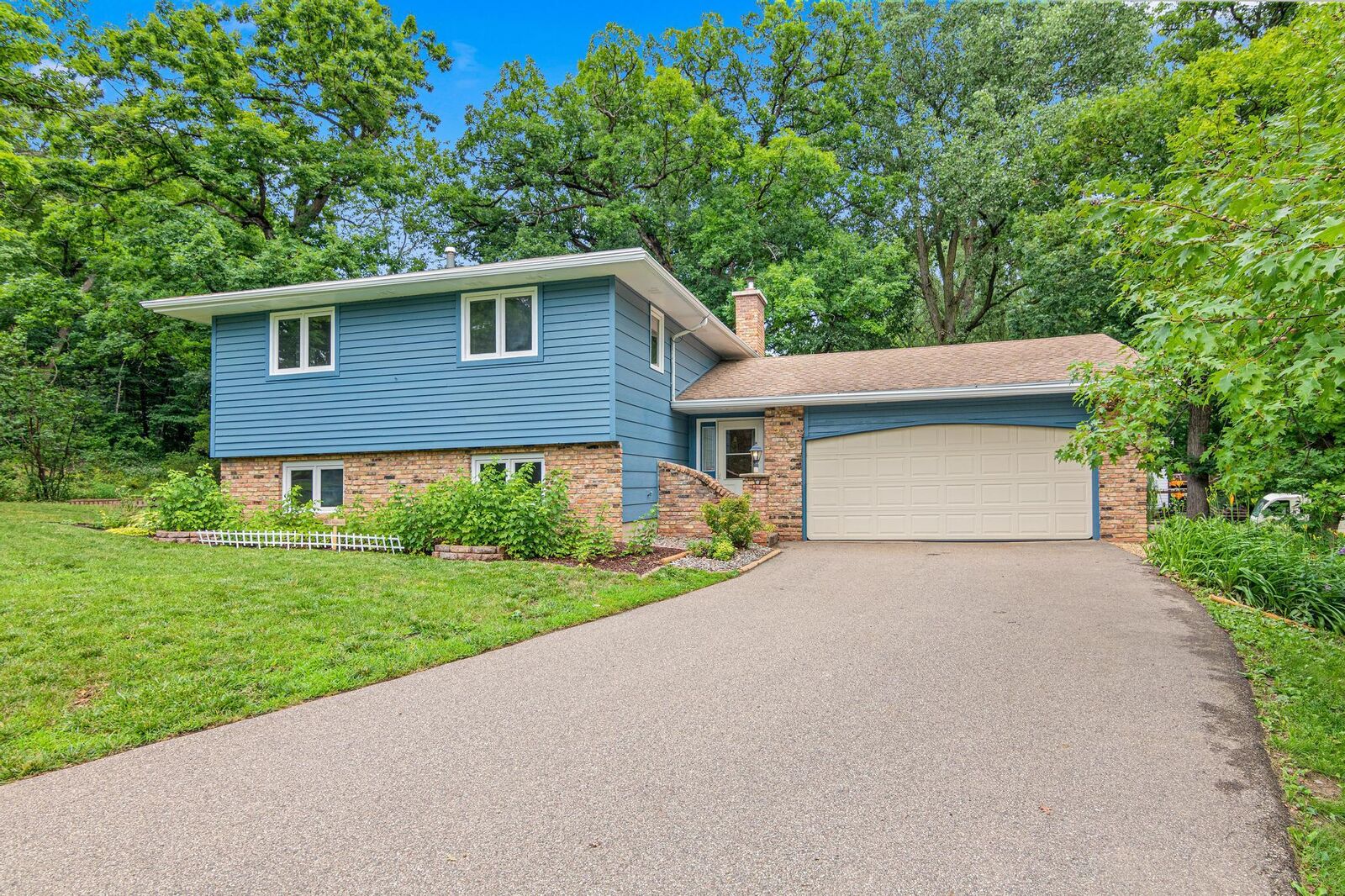 Property Photo:  5915 Hidden Oaks Circle SE  MN 55372 