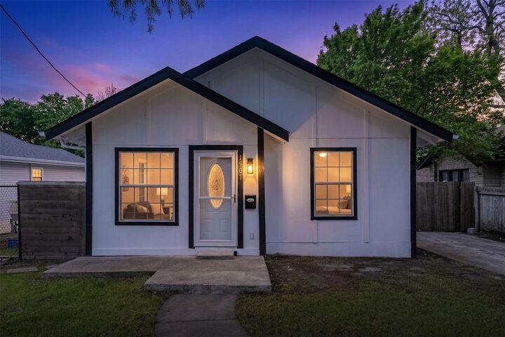 Property Photo: 1507 N Preston Street TX 75119