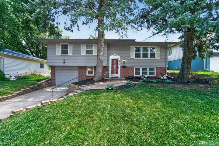 Property Photo: 5111 S 94th Avenue NE 68127