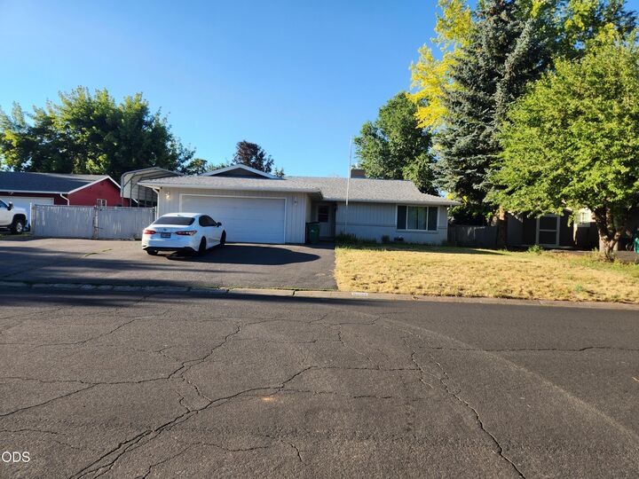 Property Photo: 5201 Laurelwood Drive OR 97603
