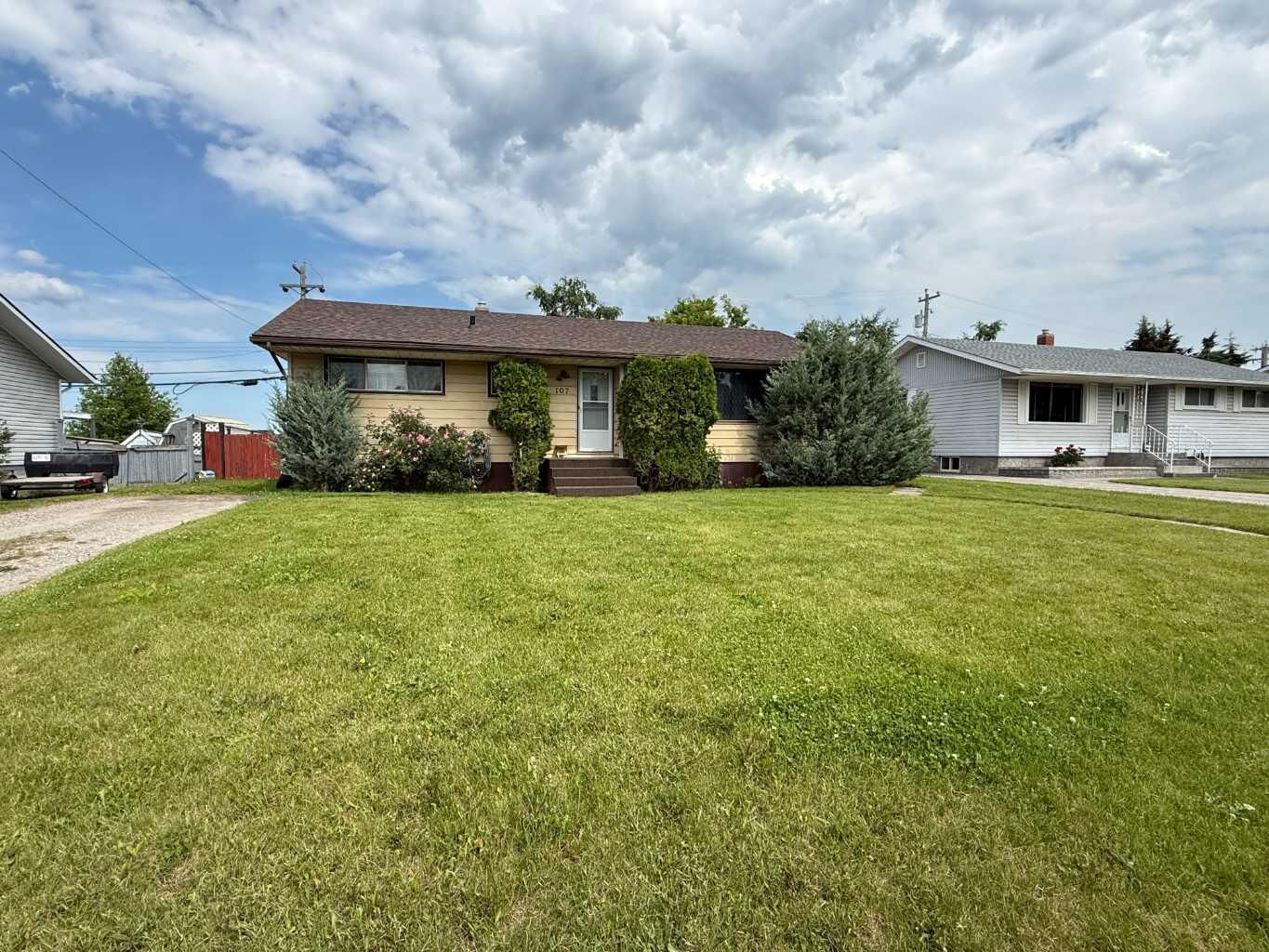 Property Photo:  107 Fraser Street  AB T7V 1B7 