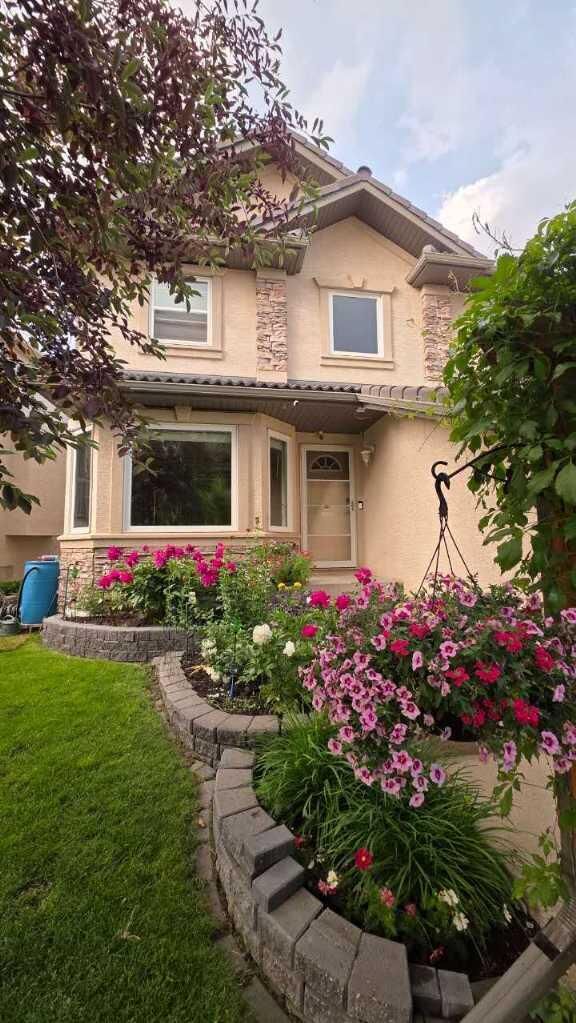 Property Photo:  12 Edgeridge Green NW  AB T3A 6A9 