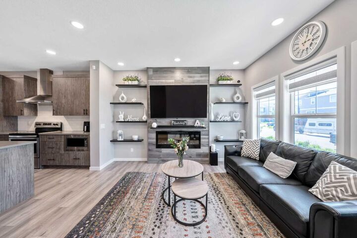Property Photo:  384 Chinook Gate Close SW  AB T4B 4V3 