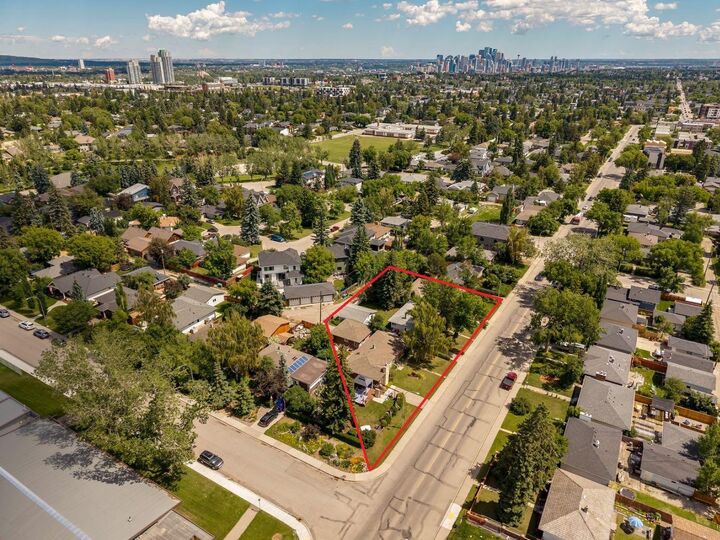 Property Photo:  4528 26 Avenue SW  AB T3E 0P9 