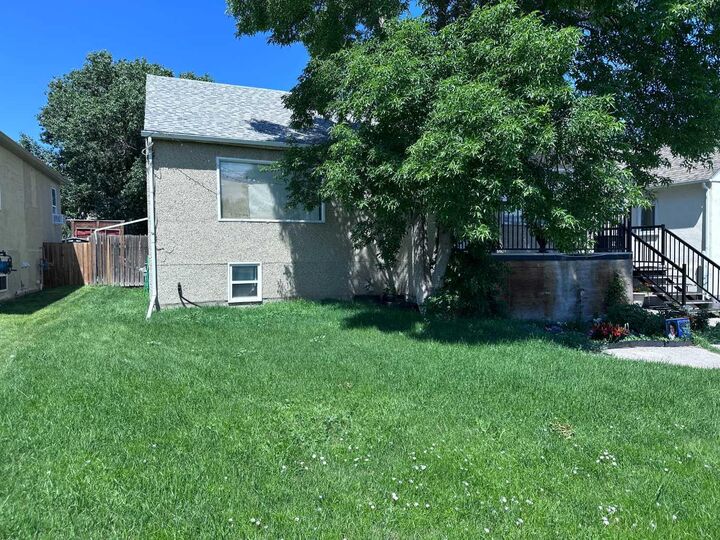 Property Photo:  225 2 Avenue W  AB T0K 0K0 