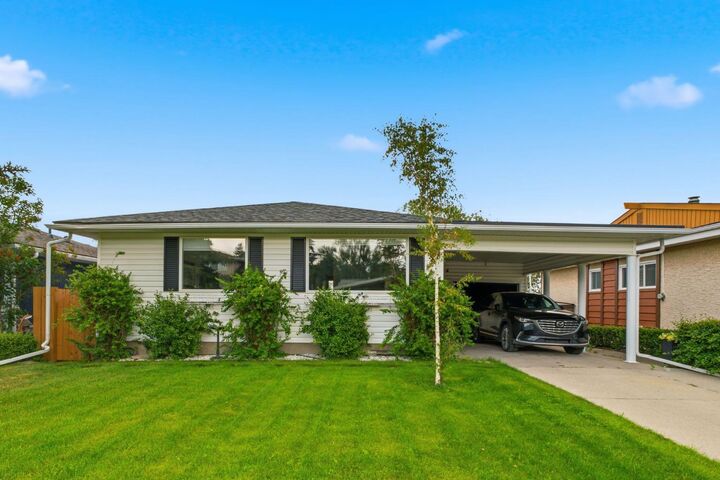 Property Photo: 4752 Nipawin Crescent NW AB T2K 2H9