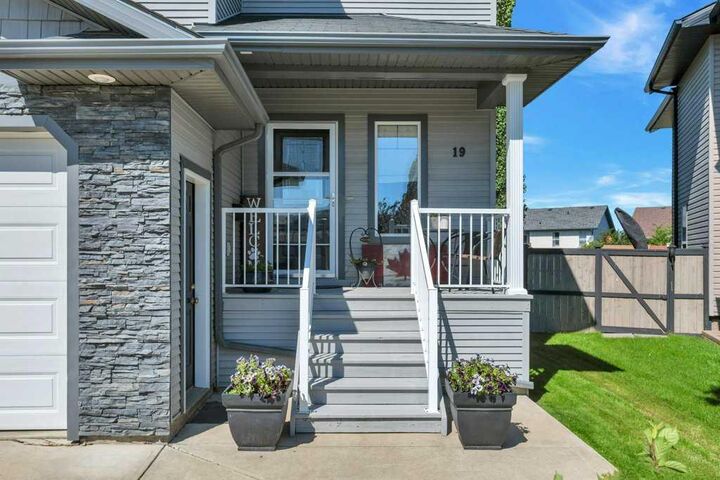 Property Photo:  19 Lougheed Close  AB T4R 3L8 